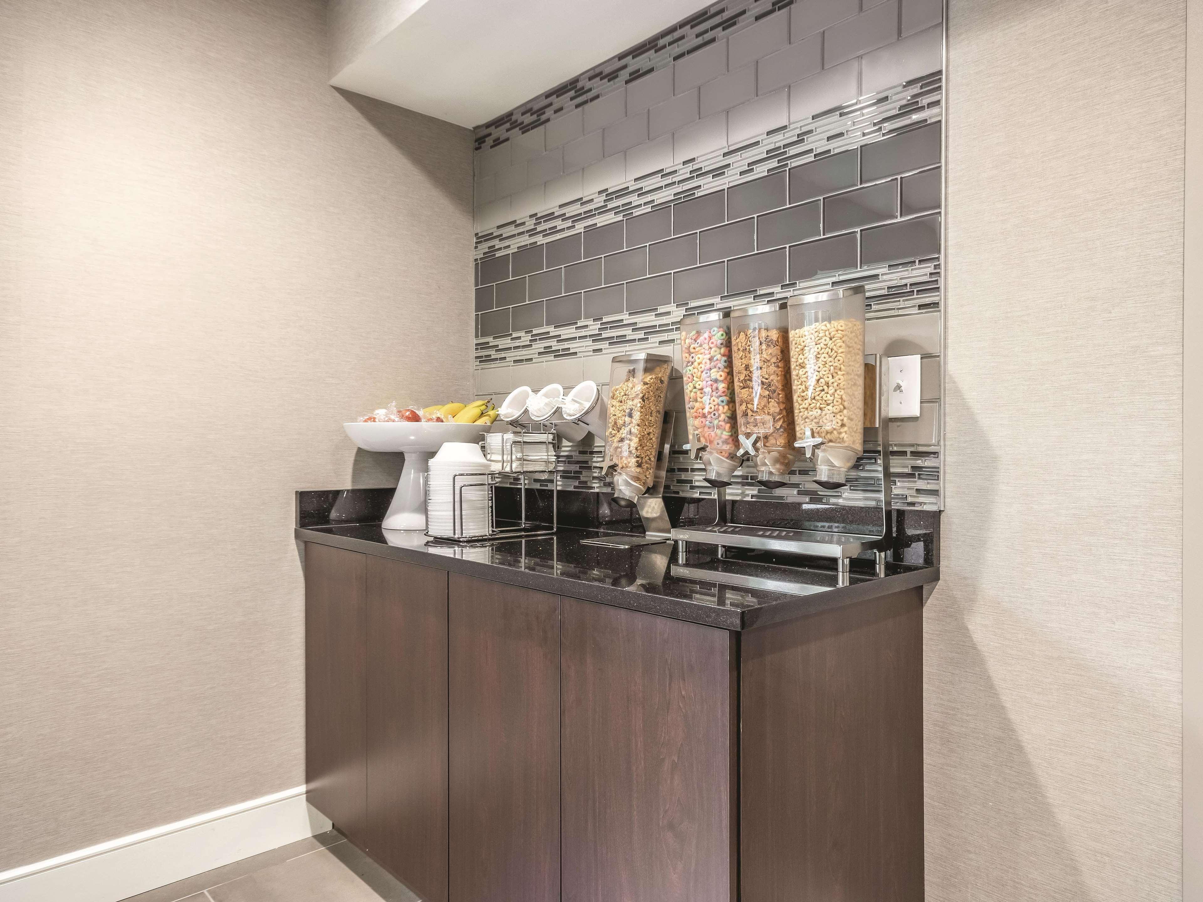 La Quinta By Wyndham Hartford Bradley Airport Ξενοδοχείο Windsor Locks Εξωτερικό φωτογραφία