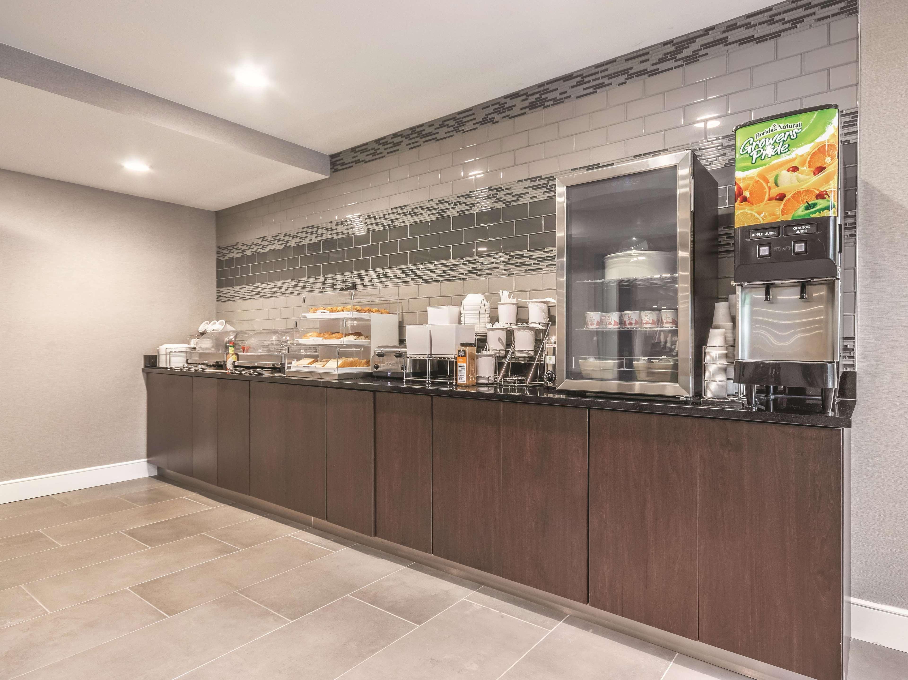 La Quinta By Wyndham Hartford Bradley Airport Ξενοδοχείο Windsor Locks Εξωτερικό φωτογραφία